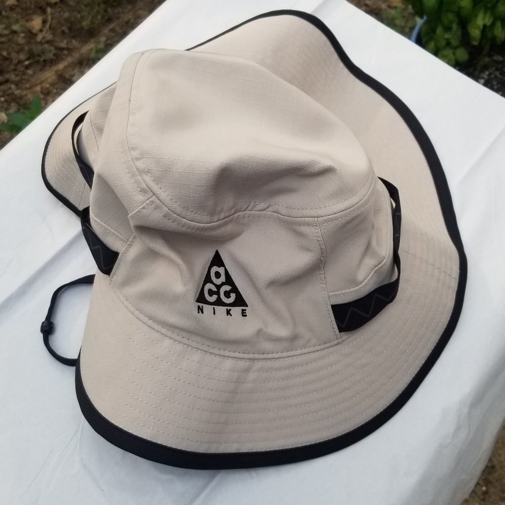 Nike ACG Bucket Hat Beige Size M-L  NWT